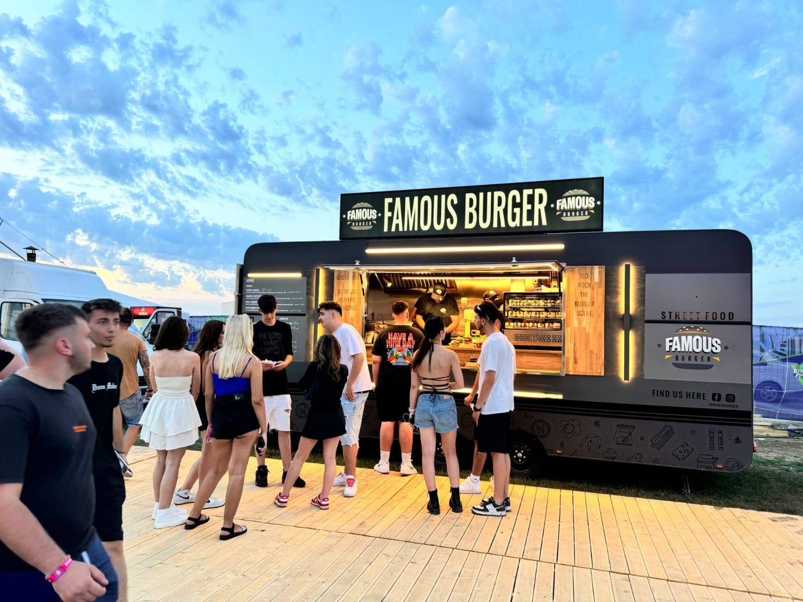 Rulotă comercială PREMIUM pentru burgeri la festival